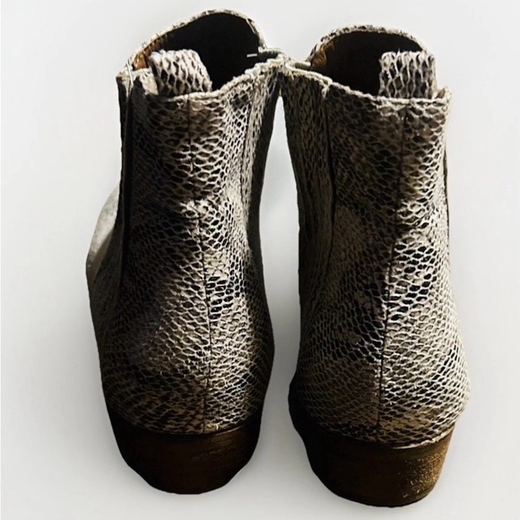 BEAST FASHION Snakeskin Pattern Textured Boots - Picture 4 of 7